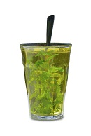 Photo of a glass of green tea used for fighting bad breath.